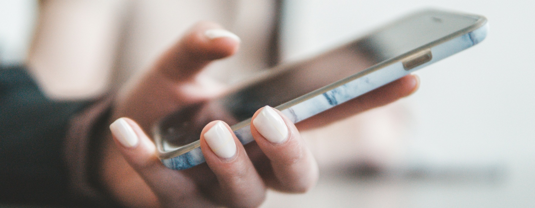 hand hold a smartphone
